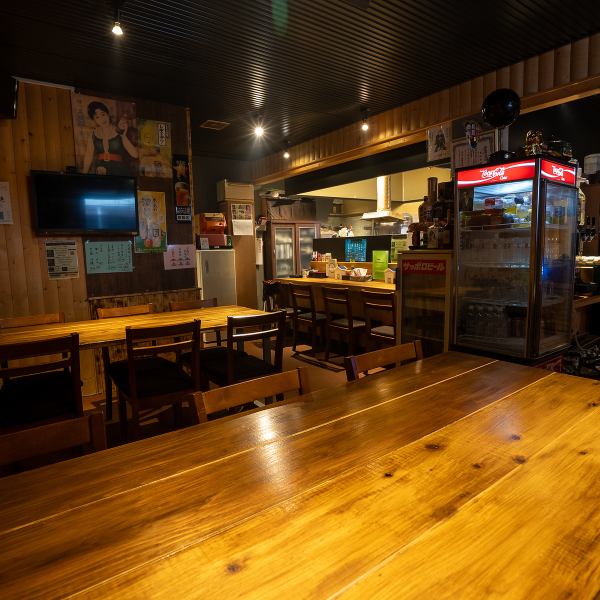 広々とした店内は全22席をご用意。ログハウス仕様による開放感と温もりを兼ね備えた空間で、ゆったりとお過ごしいただけます。女性同士でも気軽に入れる雰囲気です★カラオケも完備♪時間帯や状況によって利用が出来るので、詳しくはスタッフにお尋ねください!音楽好きにはたまらない心地よい空間です!