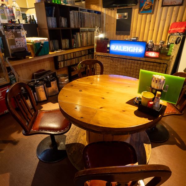DJブースを完備した店内では、ロックや歌謡曲、スカにレゲエなど多岐にわたるジャンルの音楽が心地よく響き渡ります。不定期でライブイベントも開催されるなど、音にこだわった環境が魅力。カラオケ設備も整っており、音楽を愛する若い世代から大人まで幅広い層が一緒に盛り上がれる賑やかな空間です。