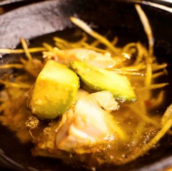 鶏ももとアボカドのアヒージョ