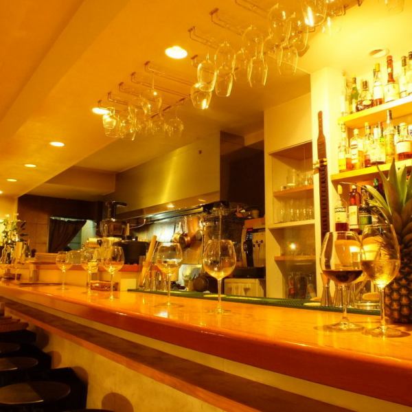The counter seat is a popular seat where regulars gather ☆ The variety of sake is one of the highest in Nishifunabashi.