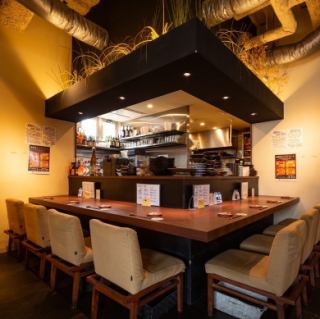 2名様や常連のお客様に人気。入ってまず目に入るカウンター席。2名様からどうぞ。おすすめ料理やお酒を聞いて頂ければお答えいたします!