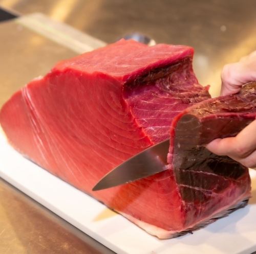 独自ルートで仕入れる、その日に捌くこだわりの本マグロ
