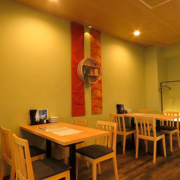 【友と楽しむ和のひととき】4名用のテーブルが4卓並ぶ、アットホームな雰囲気のお店。料理を主役に、酒の肴や〆の一品まで多彩なメニューが揃う！ビール、日本酒、焼酎など、豊富なドリンクと一緒に楽しむ食事は最高のひととき♪ 友達と集まって、楽しい時間を過ごすのにぴったりの場所です★