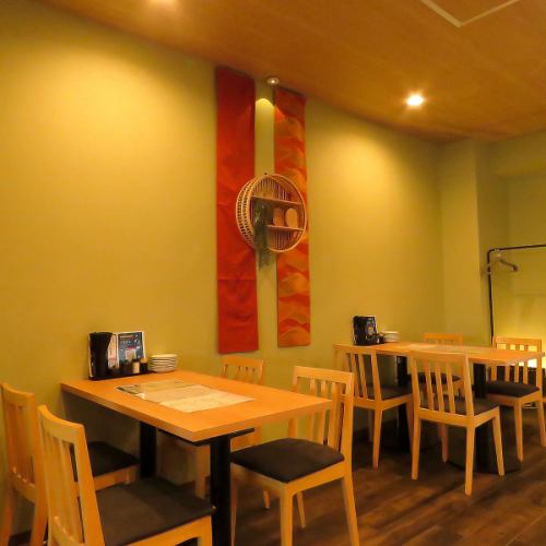 <p>【友と楽しむ和のひととき】4名用のテーブルが4卓並ぶ、アットホームな雰囲気のお店。料理を主役に、酒の肴や〆の一品まで多彩なメニューが揃う！ビール、日本酒、焼酎など、豊富なドリンクと一緒に楽しむ食事は最高のひととき♪ 友達と集まって、楽しい時間を過ごすのにぴったりの場所です★</p>