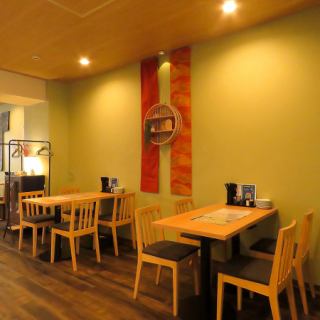 落ち着いた雰囲気の中で、和風の料理とお酒を楽しめる空間が広がっています。4名様用テーブル席を4卓ご用意し、連結も可能ですので大勢でのお集まりにも対応致します！各種ご宴会に是非、ご利用下さい。
