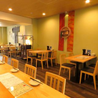 4名掛けのテーブルは、連結することで大人数の宴会にも対応！友人たちと一緒に特別な料理を囲みながら、心地よい時間を過ごせるのが魅力です。和の温もりを感じる空間で、素敵な思い出を作りましょう！◎