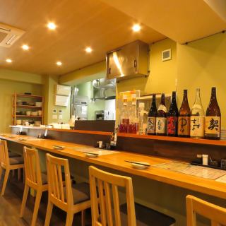 落ち着いた雰囲気の中で、和の料理と酒を楽しむためのカウンター席が整っています。目の前で調理風景が楽しめる、臨場感あふれる特等席☆デートや友人とのお食事にも人気のお席です。和の味わいを堪能しながら、特別な一時をお過ごし下さい。