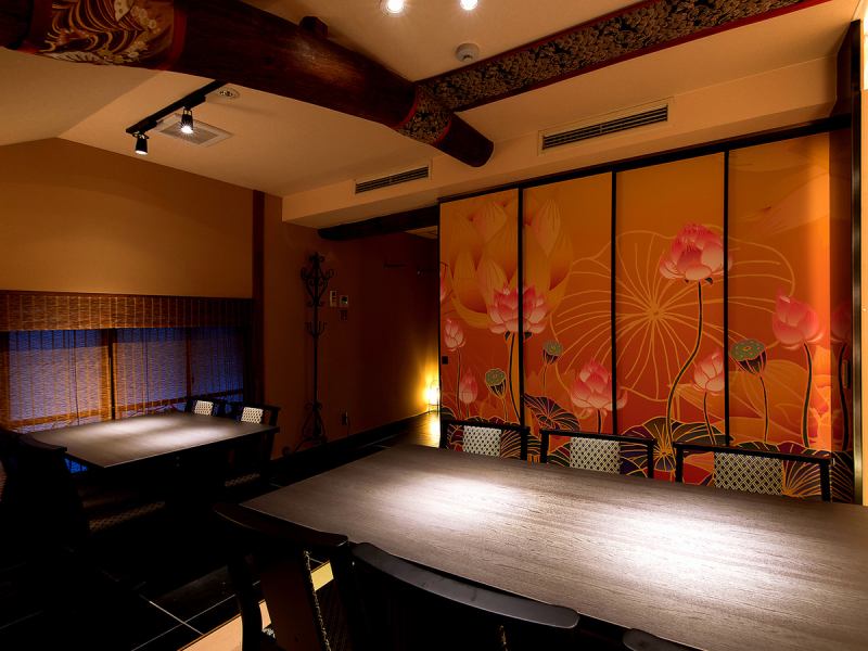 [Ranma]可以在任何場景中使用的現代日本空間，可以輕鬆而優雅。請在帶高天花板的精緻私人房間裡度過輕鬆的時光。最多可以預訂4至10人。