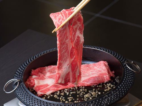 來自我們自己的牧場的日本黑牛肉壽喜燒