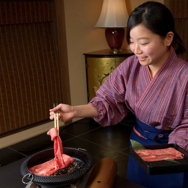 プライベートコースとして仲居さんがお給仕いたします。