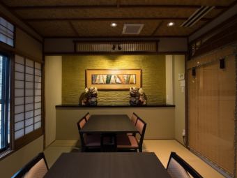 【Amp Room】從窗戶眺望聯排別墅的內庭，盡享京都風情