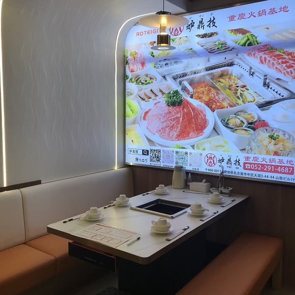 식기와 테이블, 벽면 장식에서도 중국 문화를 느낄 수 있습니다 ♪
