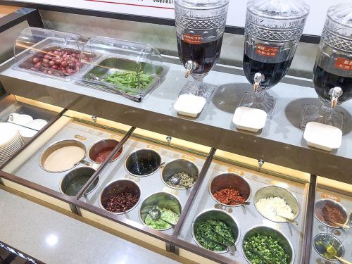 Dipping sauce, soup, and snacks are available at the self-service bar.