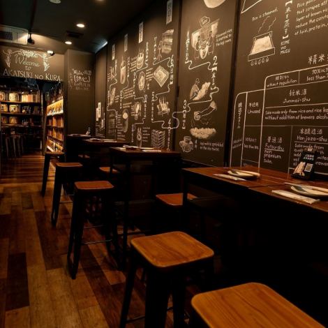 横浜駅徒歩1分に設立。ソファ席でゆったり時間をくつろいだり、オシャレなハイテーブルで2軒目のご利用でも。スポーツ観戦や送別会・歓迎会など様々なシーンで、店内のモニターも利用可能です。