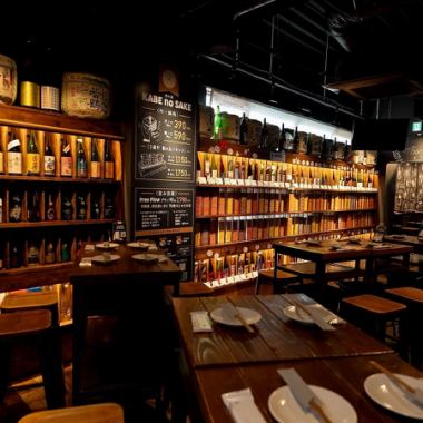 ハイテーブルのお席は圧巻の壁の酒をみながらお好きな日本酒をお楽しみ頂けます。ご注文場所のカウンターに近いため、飲み放題の方はこちらのお席がおすすめです。