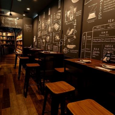 入口付近の通路席。割と静かな空間のため、落ち着いて過ごしたい方向けです。また、日本酒の製造工程をみながらお楽しみいただけます。