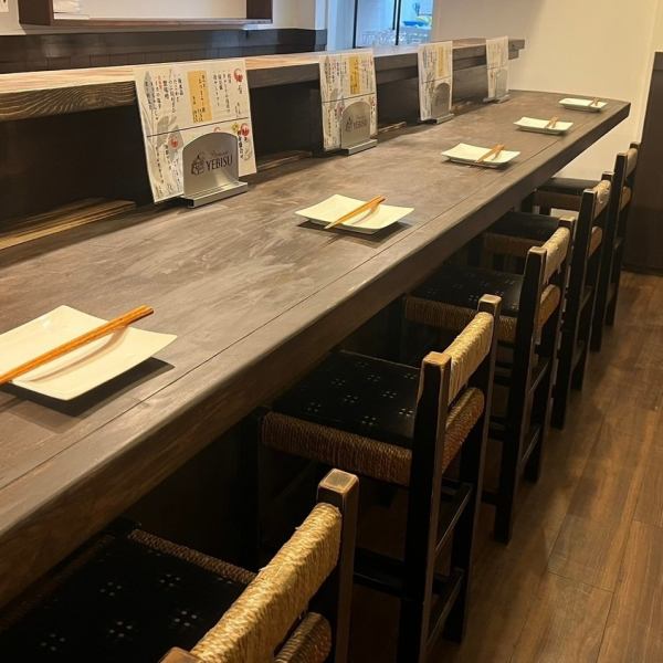 【1階カウンター6席、テーブル2席】仕事終わりの一杯など一名様でも大歓迎です♪こだわりの日本酒をはじめ豊富なドリンクとお酒にあう逸品料理をお楽しみください。旬や鮮度にこだわったお料理を暖かい雰囲気のお店でゆったりとお楽しみください！