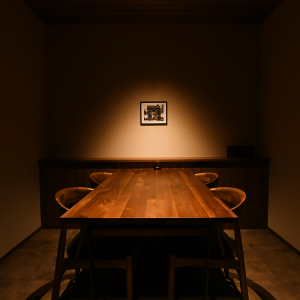 デート・記念日・接待・同伴など、様々なご利用シーンに対応します。大切な方との特別な日を演出するため、デザートプレートやサプライズなど、お祝いのお手伝いもご相談ください。完全個室の落ち着いた空間は、プライベートな時間を確保。心を込めたサービスと上質な料理で、思い出に残る一日をサポートいたします。