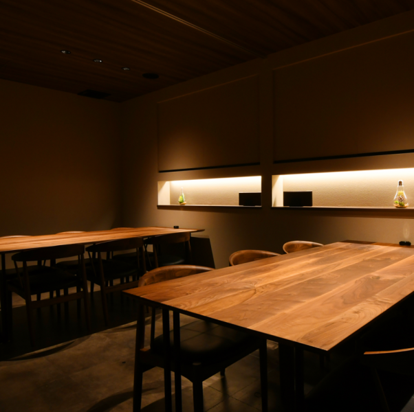 洗練された和モダンな空間は、大切なゲストによりふさわしい上質空間です。商談や会食に最適な静かで落ち着いた個室をご用意。2名様部屋から、最大12名様まで使える広々とした個室もございます。心を込めた創作フレンチとソムリエ厳選のワインとともに、ご接待や多目的の会食など、様々なシーンでご利用ください。