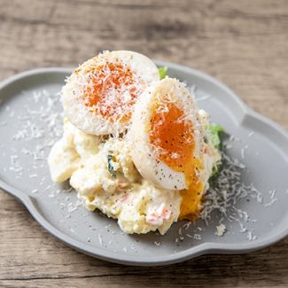 半熟たまごとチーズのポテサラ