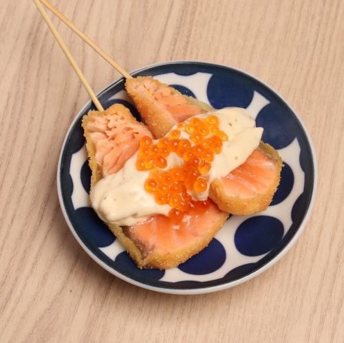 【オススメメニュー】サーモンいくらレアカツ串（２本）