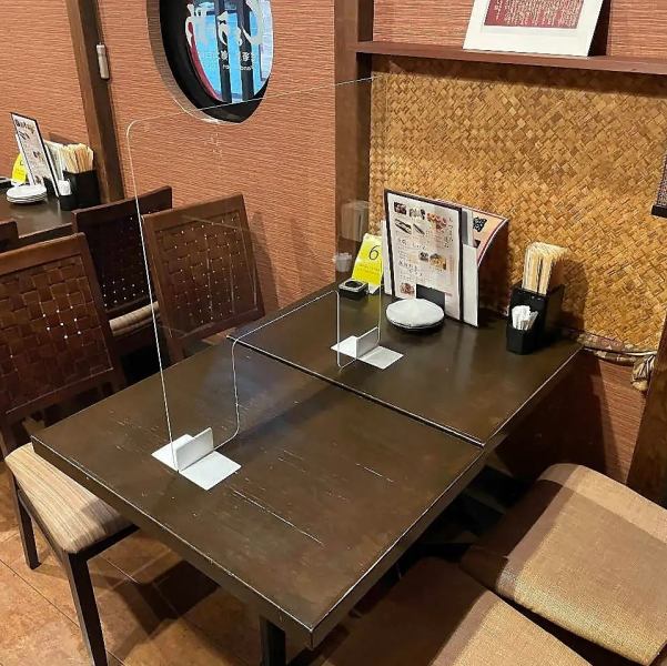 少人数でも楽しめるテーブル席もご用意しています。会社帰りに同僚との急な飲み会があった際にもご対応させていただきます。またご予約不要の飲み放題も完備していますので、どこのお店で飲み会をしようかとお悩みの際にはぜひ、当店をご利用くださいませ♪