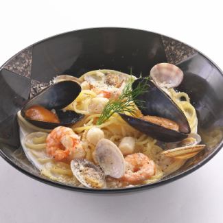 Cream pasta with shrimp, small pieces, clams and mussels