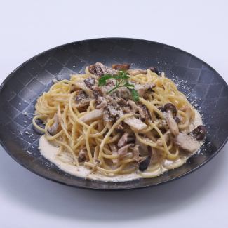 Creamy pasta with plenty of mushrooms