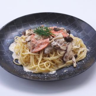 Creamy mushroom and salmon pasta