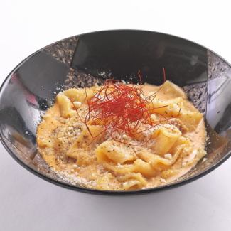 自家製パンチェッタと濃厚チーズのうま辛カルボナーラ～もちもち幅広麺～