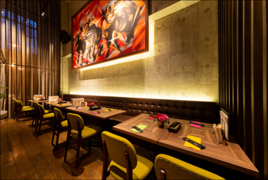有名デザイナーが店内装飾をプロデュースしたグランドミラージュのメインダイニング「THE CORNER ROOM」。天井高10メートルの大空間に圧倒されることでしょう。グループでのご利用や誕生日などの記念日、自分へのご褒美など、ちょっとした特別な時間を過ごすのにぴったりです。