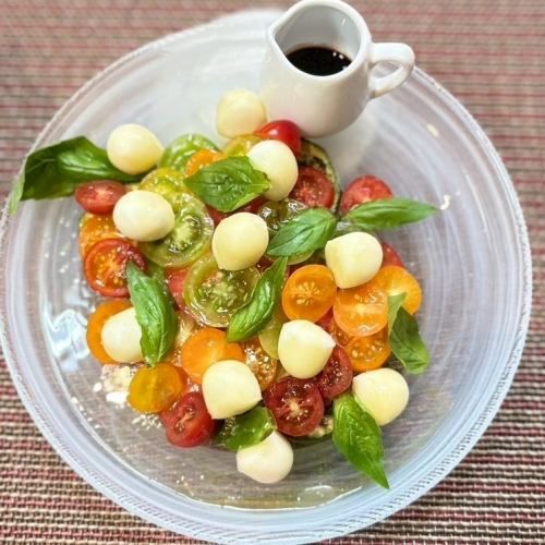 과일 토마토와 모짜렐라 진주 카프레제