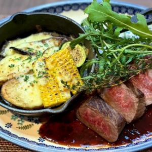 長崎県黒毛和牛の炭火焼きグリーンペッパーソース　旬野菜のグラチネ添え