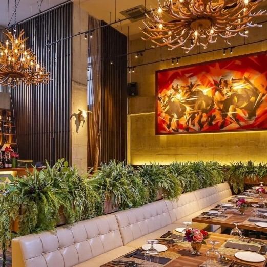 有名デザイナーが店内装飾をプロデュースしたグランドミラージュのメインダイニング「THE CORNER ROOM」。天井高10メートルの大空間に圧倒されることでしょう。グループでのご利用や誕生日などの記念日、自分へのご褒美など、ちょっとした特別な時間を過ごすのにぴったりです。