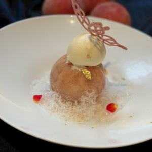 「まるごと桃」 ～バラとショウガのコンポジション～