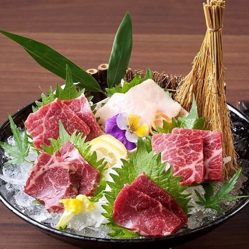 【極上の味わい】絶品≪馬刺し1320円(税込)~≫で贅沢な時間を完全個室でお楽しみ下さい。大津駅からすぐ