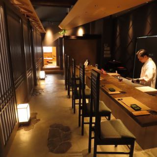 【カウンター　7席】少人数のご利用にもちょうど良いお洒落なカウンター席もございます！雰囲気抜群な店内で、大切な方とのお食事など多様な場面でおすすめです◎