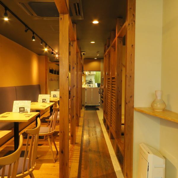 四条御幸町をちょっと北に。錦市場のすぐ近くです。木のぬくもり溢れる開放的な店内で、お仕事帰りやデート、女子会など幅広いシーンでご利用いただけます。店内換気、アルコール除菌、お客様ごとにメニュー表を差し替えるなど感染対策をした安心の営業に努めて参ります。