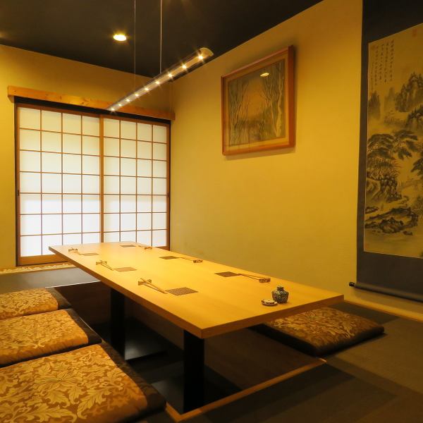 【6名様～10名様までＯＫ！ゆったり掘りごたつ空間！個室も完備！】のんびり寛ぐ掘りごたつ空間。接待や顔合わせ、特別な日のお集まり、ご家族でのお食事などなど！人気の完全個室ですので事前のご予約をお願いいたします。※当日の人数変更の場合は予約人数分のチャージ料を頂く場合があります。必ず事前にご連絡下さい。