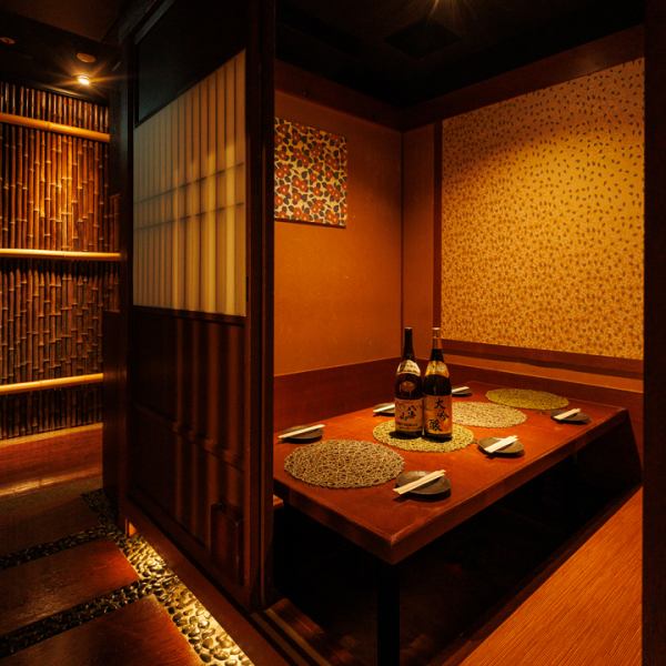 落ち着いた雰囲気の店内は、2名様からご利用可能な個室席を完備！扉付き個室となっておりますので、周りを気にすることなく安心して宴会・飲み会をお楽しみいただけます！当店で素敵なひと時をお過ごしください！