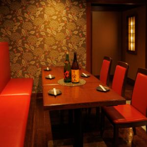 少人数からご利用可能なオープン席のご用意あり！接待やご友人との飲み会にもぴったりのお席です！各種宴会にお得な飲み放題付コースは2980円～！