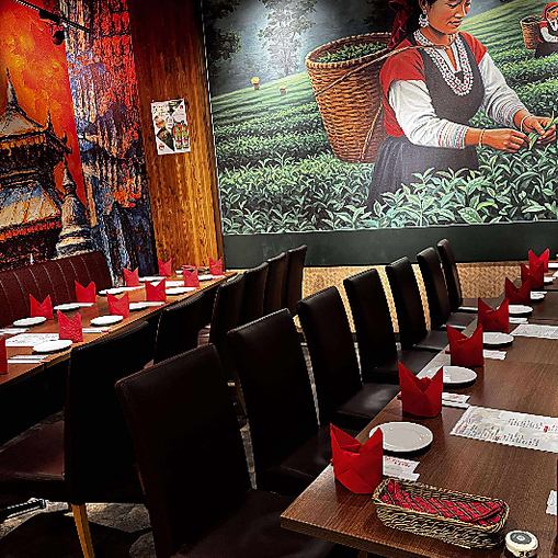 センター南駅から徒歩1分以内とアクセス抜群な当店は、天井が高く広々としたお洒落な空間が自慢です◎店内には全56席を完備しており、テーブル席は人数に合わせてレイアウトの変更が可能。さらに、40～60名様までの貸切も承っております！ご希望の際はお気軽にご相談ください♪