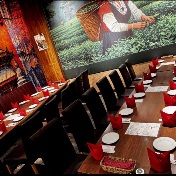 幅広いシーンにご利用いただけるテーブル席をご用意しており、夜は窓からの綺麗な景色もお楽しみいただけるのでデート利用にも最適！カジュアルモダンでお洒落な空間です♪ご家族やご友人とのお食事や、インドのおつまみとお酒を味わいたい方、お仕事帰りにテイクアウトなど思い思いにご利用ください☆