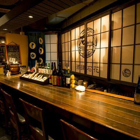 落ち着いたダウンライトが照らすムーディーな店内は、心地よい緊張感とリラックスした雰囲気を兼ね備えています。カウンター席をご用意しておりますので、お一人様でも大歓迎。お仕事終わりのサク飲みにご利用ください。隣合わせのお席はデートや記念日利用にもおすすめです◎