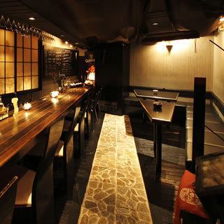 8名様までご利用いただけるテーブル席。宴会や女子会など様々なシーンに最適◎