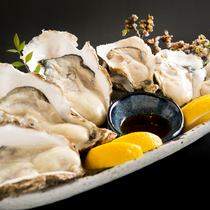 毎日仕入れる生牡蠣は、産地によって旬が異なるため、厳選したものばかりです。