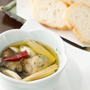 牡蠣とキノコのアヒージョ