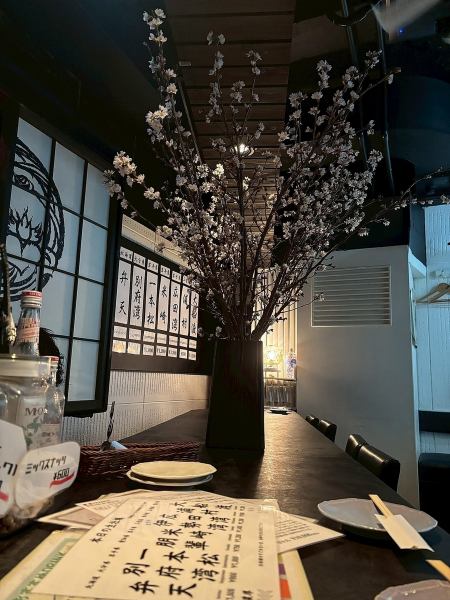 落ち着いたダウンライトが照らすムーディーな店内は、心地よい緊張感とリラックスした雰囲気を兼ね備えています。カウンター席をご用意しておりますので、お一人様でも大歓迎。お仕事終わりのサク飲みにご利用ください。隣合わせのお席はデートや記念日利用にもおすすめです◎