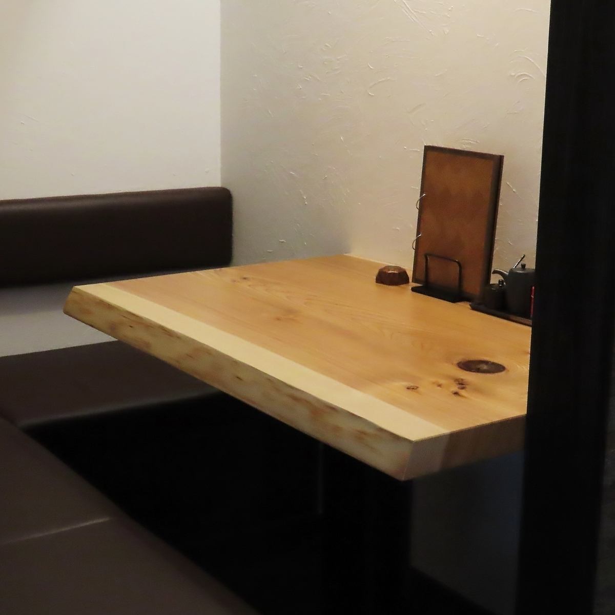 隠れ家のようなお店で2人だけの空間をご用意しております