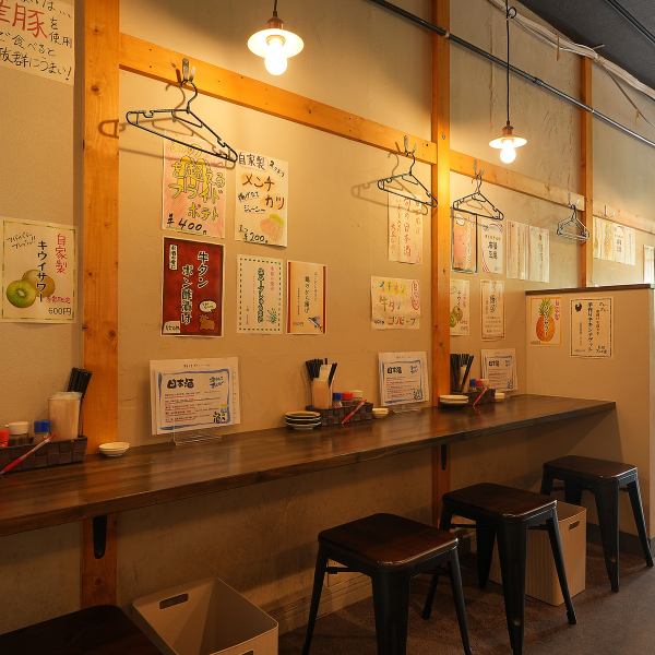 ≪店内雰囲気≫店内は、カジュアルで温かみのある雰囲気が魅力。蒸し器の湯気が立ちのぼる店内は、どこか懐かしく、肩肘張らずに過ごせる空気感。しゅうまいを中心にしっかり食べて飲める場として、仕事帰りの一杯や仲間との語らいの場としても人気を集めています。